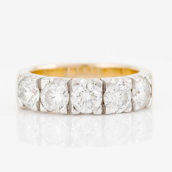 Ring, 18K vitguld och guld med briljantslipade diamanter, totalt 1,74 ct.