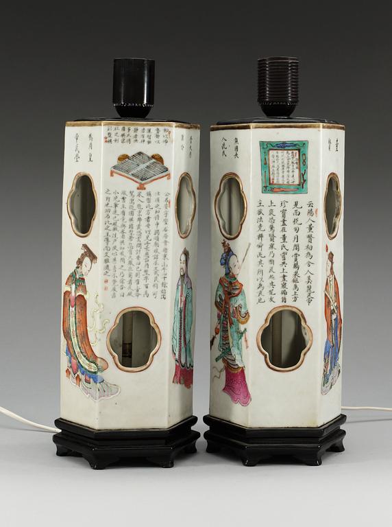 LYKTOR, ett par, porslin. Sen Qing dynasti (1644-1912).
