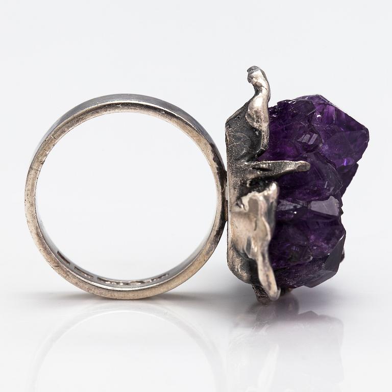 Reino Saastamoinen, Ring "Maahiset", sterlingsilver och ametist. Helsingfors 1971.