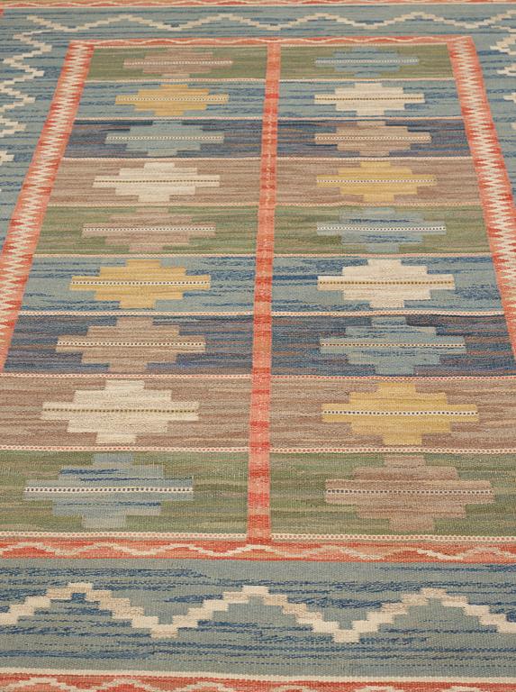 Märta Måås-Fjetterström, Matto, "Blå taggen", flat weave, ca 304,5-306 x 202,5 cm, signed MMF.