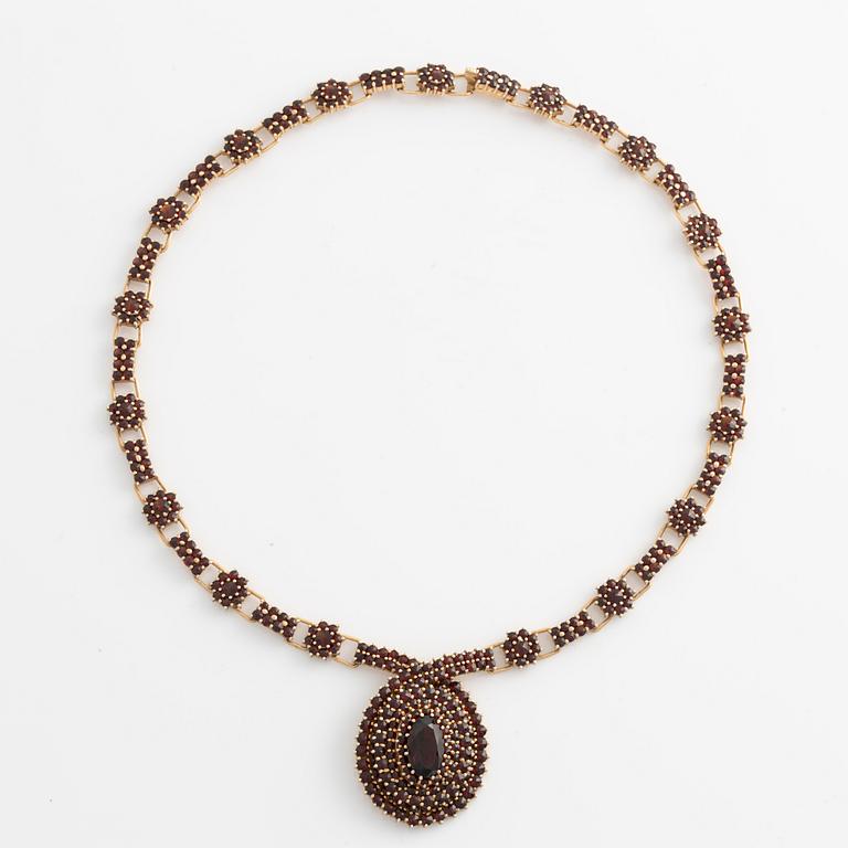 Necklace and earrings, with garnets.