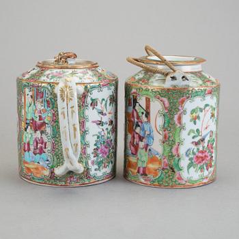 TEKANNOR, 2 st, porslin, Kina, omkring 1900.