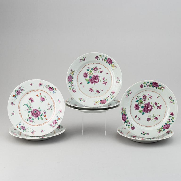 A set of 7 famille rose dinner plates, Qing dynasty, Qianlong (1736-95).