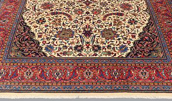 A carpet, Sarouk, ca 351 x 241 cm.