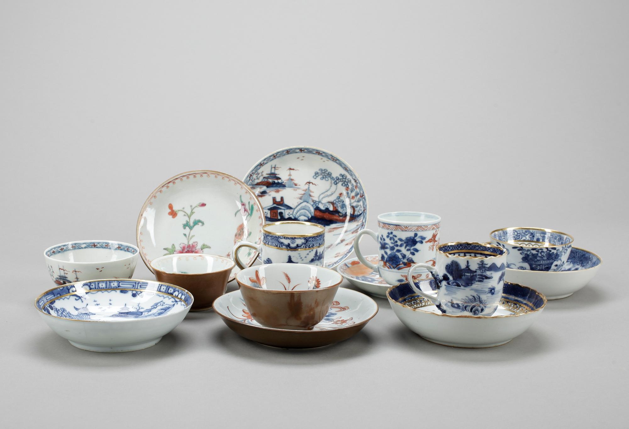 KOPPAR MED FAT, 7 st, porslin, Kina, Qing dynastin mestadels omkr år 1800.