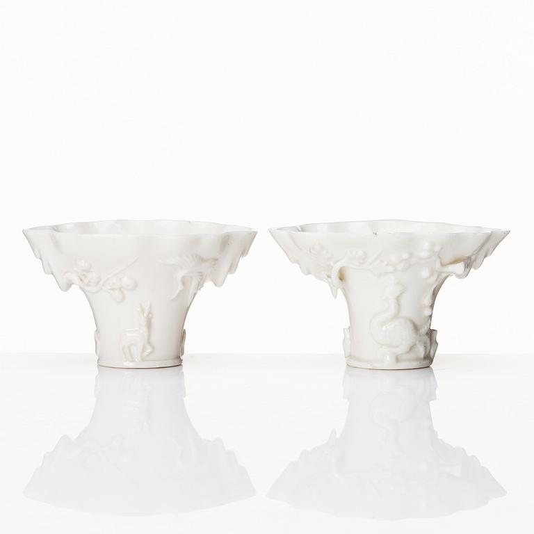 Vinofferbägare, två stycken, blanc de chine. Qingdynastin, Kangxi (1662-1722).