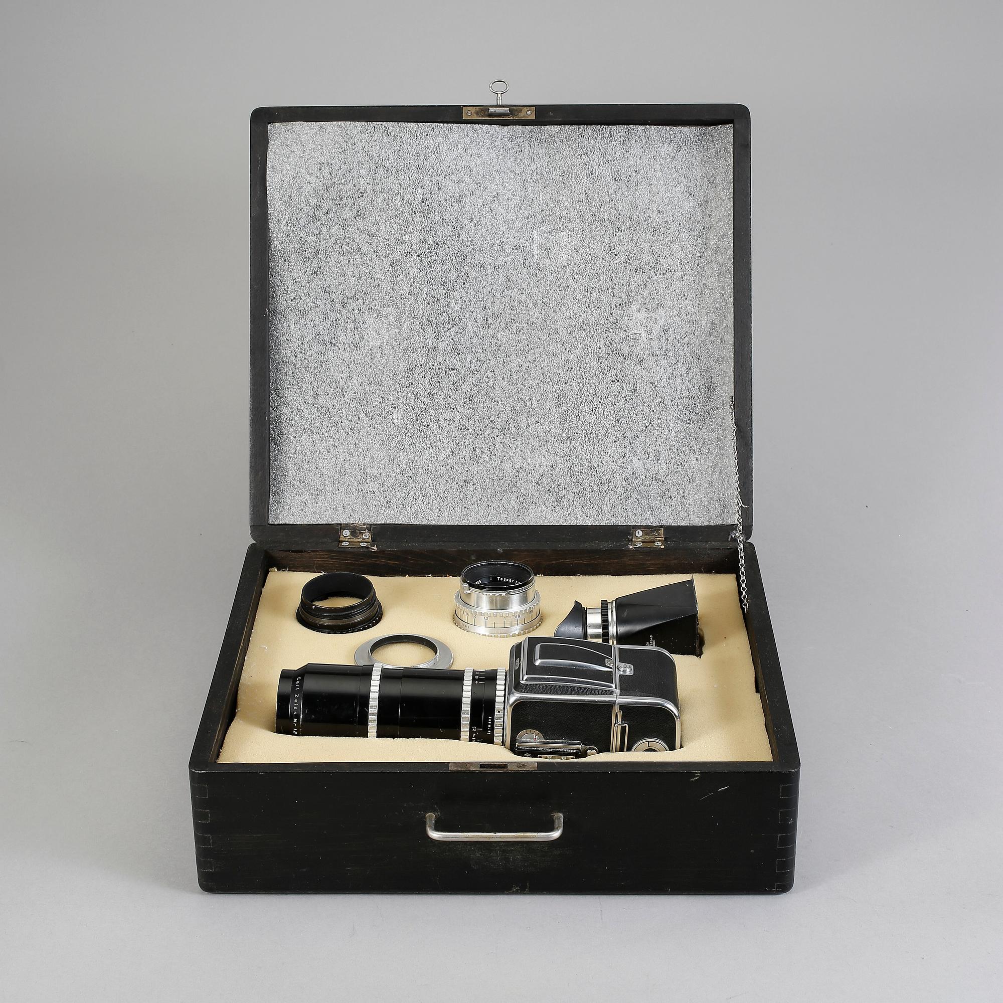 KAMERA, Hasselblad med tillbehör, modell 1000F, nr CT20027, Tillverkad 1956.