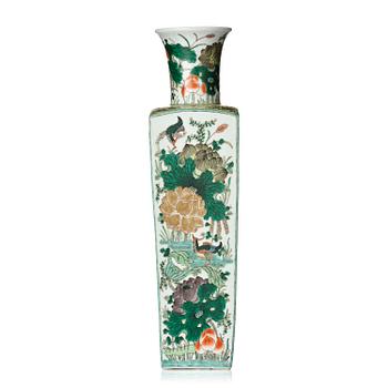 933. Vas, porslin. Qingdynastin, 1800-tal.