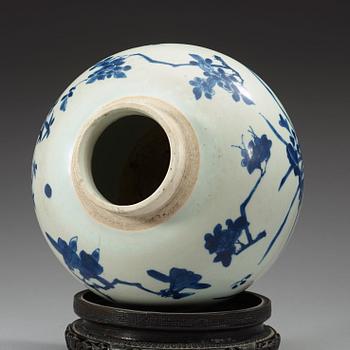 A blue and white Transitional jar, 17th Century.