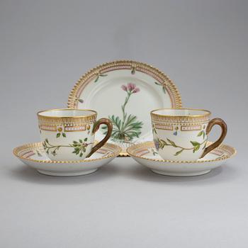 MOCCAKOPPAR MED FAT OCH ASSIETT, 3 delar, "Flora Danica", Royal Copenhagen, Danmark, 1900-tal.