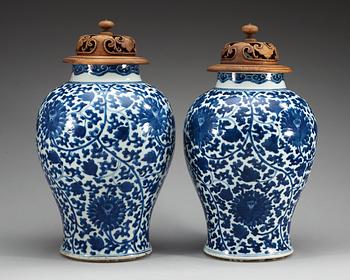 URNOR, två stycken, porslin. Qing dynastin, Kangxi (1662-1722).