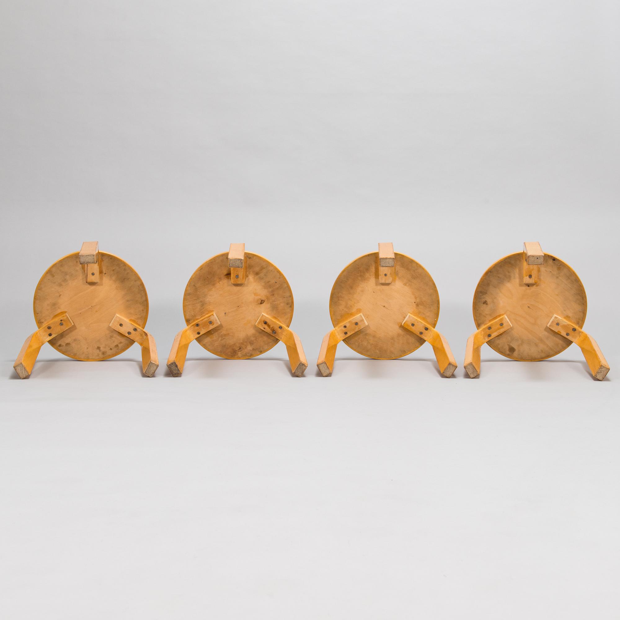 Alvar Aalto, klahvipöytä DL82 ja jakkaroita, 4 kpl, malli 60,  O.Y. Huonekalu-ja Rakennustyötehdas A.B. 1950-tal.