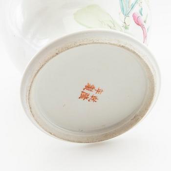 Lock urn China, 19th century porcelain.