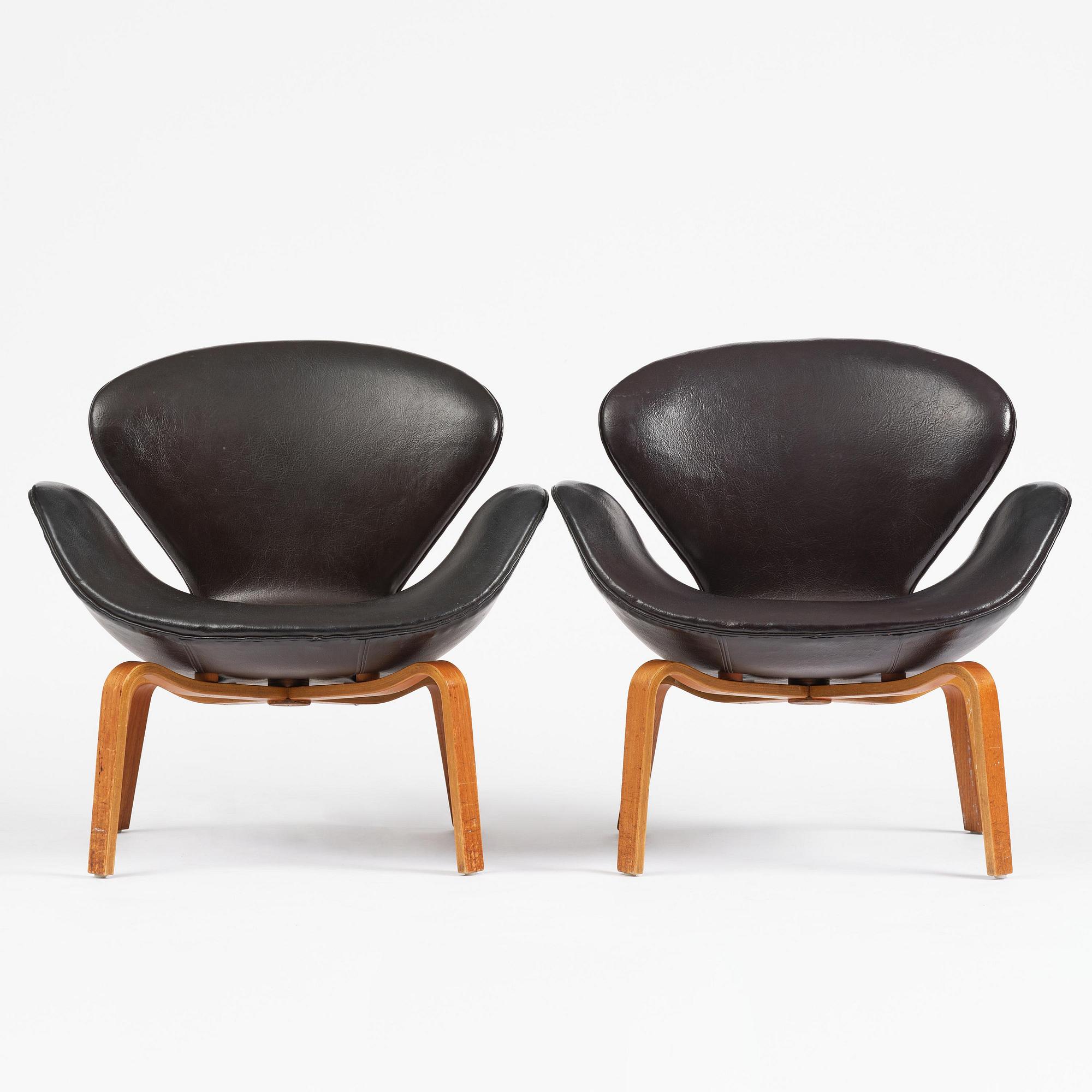 Arne Jacobsen, a pair of "Swan" armchairs, Fritz Hansen, Denmark, 1960s.