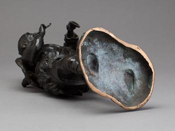 FIGURIN, brons, signerad, Japan, 1900-talets början.