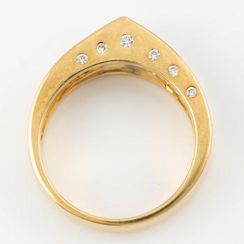 Ring in 18K gold with yellow and green sapphires and round brilliant-cut diamonds.