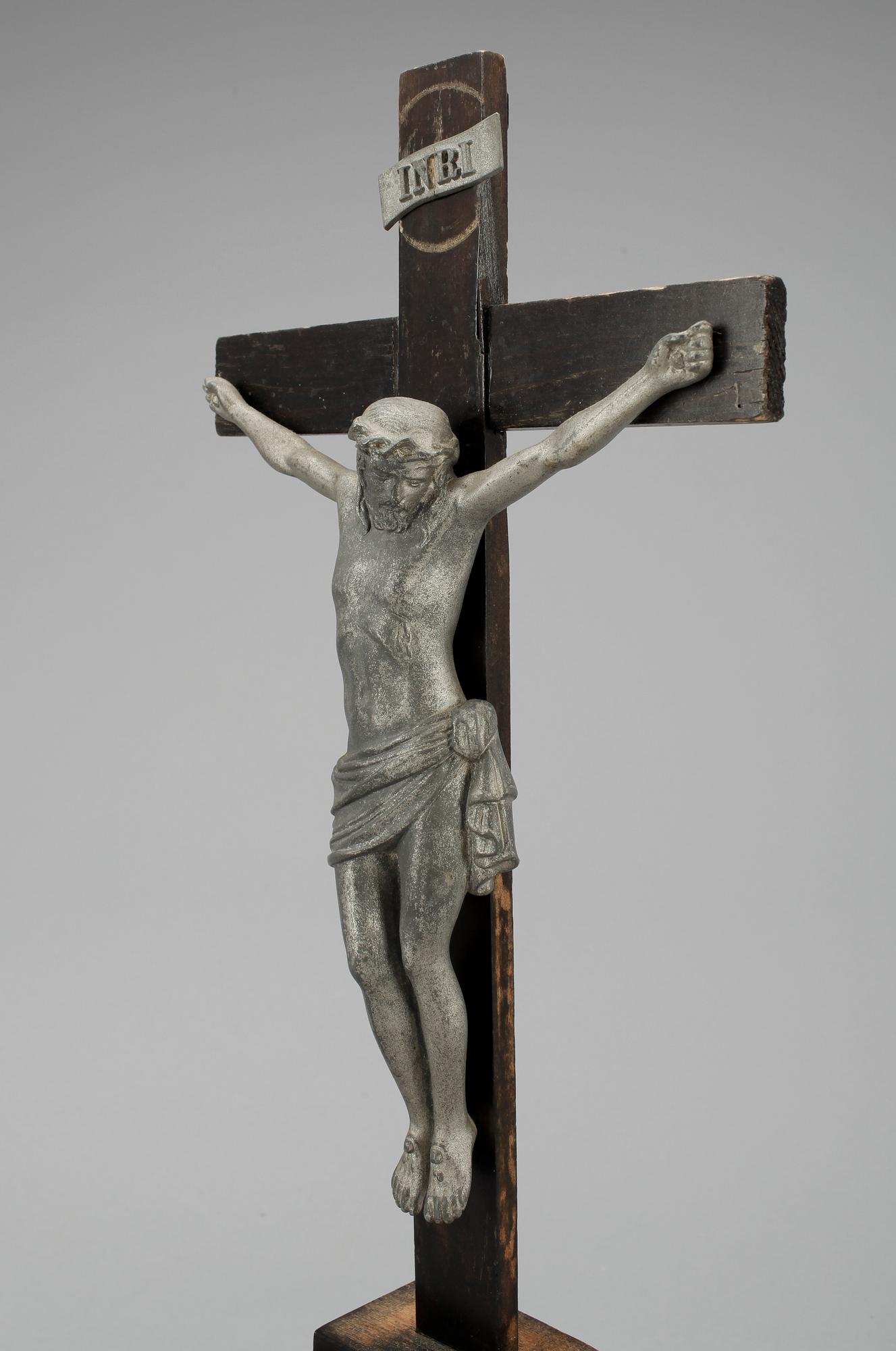 KRUCIFIX, vitmetall, 1900-talets första hälft.