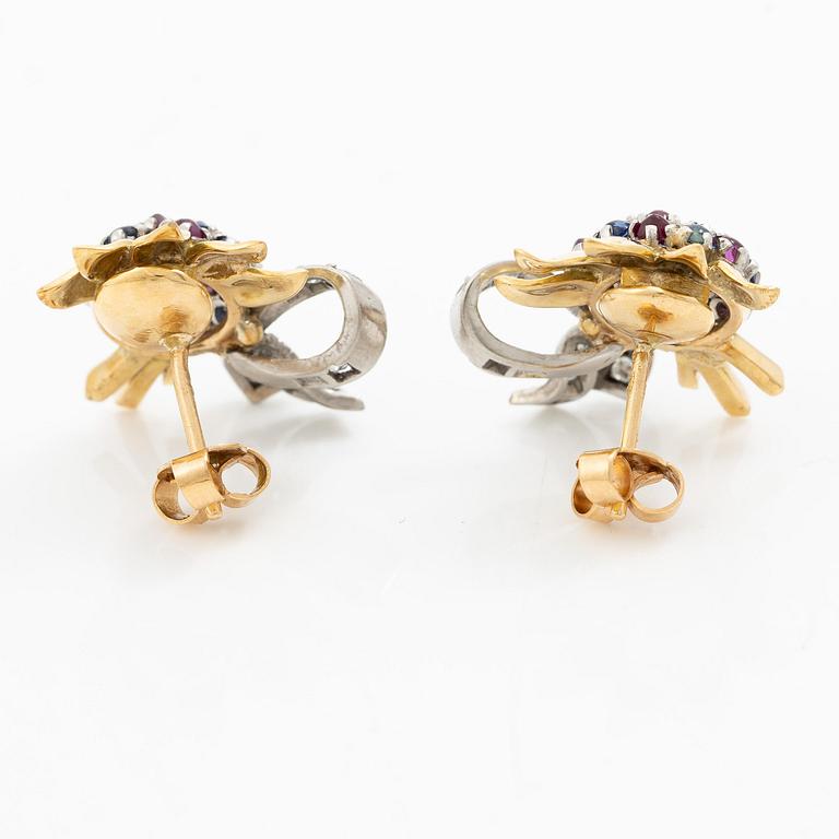 Ett par örhängen 18K guld med åttkantslipade diamanter samt safirer.