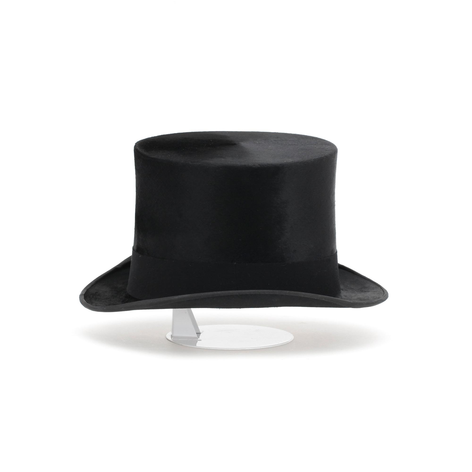SCOTT & CO, a black felt top hat and leather case.