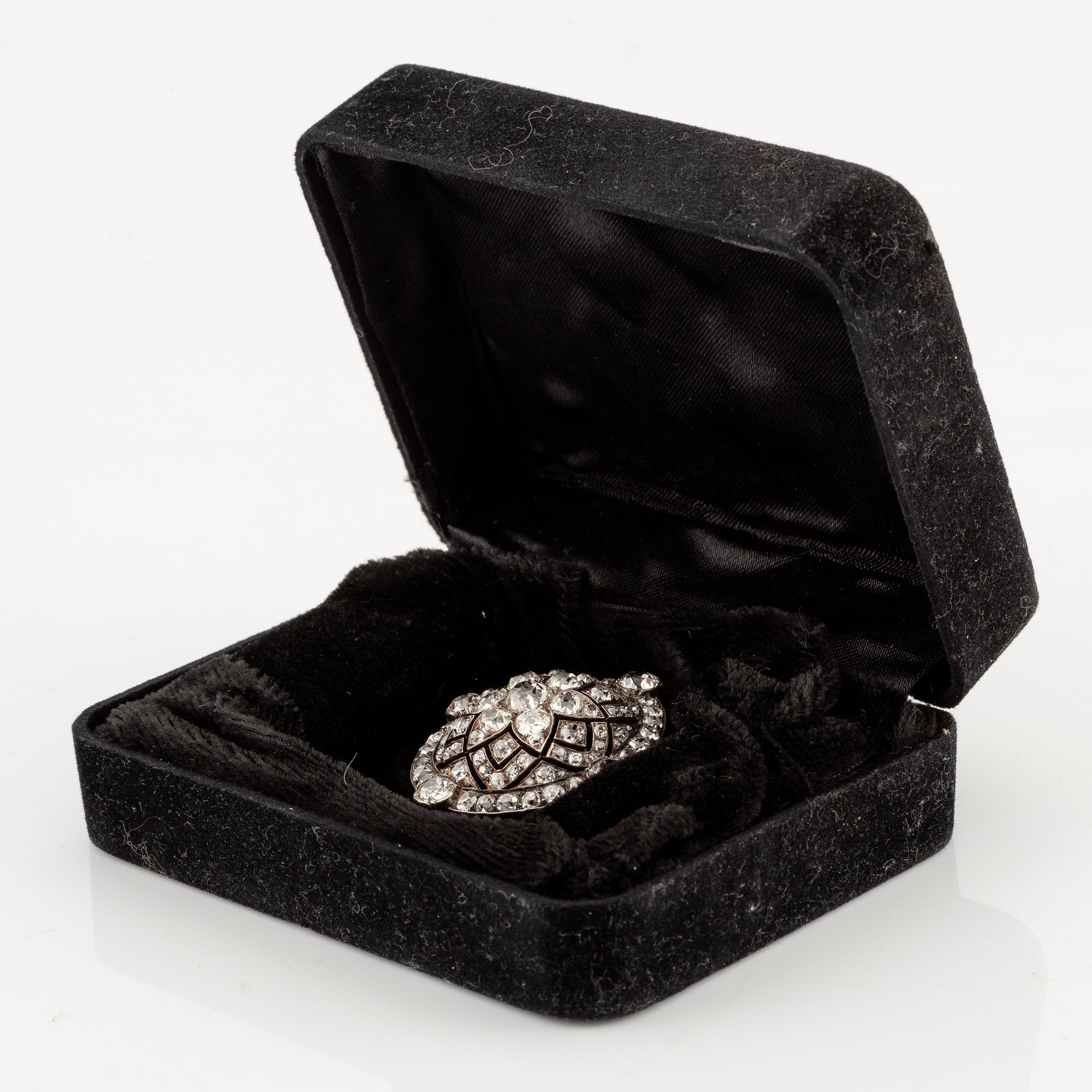 A brooch/pendant in gold with old-cut diamonds.