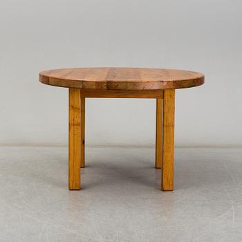 A pine dining table attributed to Roland Wilhelmsson. Second half of the 20th century.