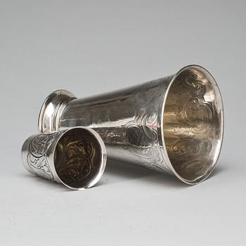 BÄGARE, 2 st, silver, 1947 och 1949, vikt ca 445g.