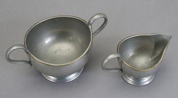 MJÖLKKANNA samt SOCKERSKÅL, två delar, tenn, Svenskt Tenn, 1900-talets första hälft / mitt.