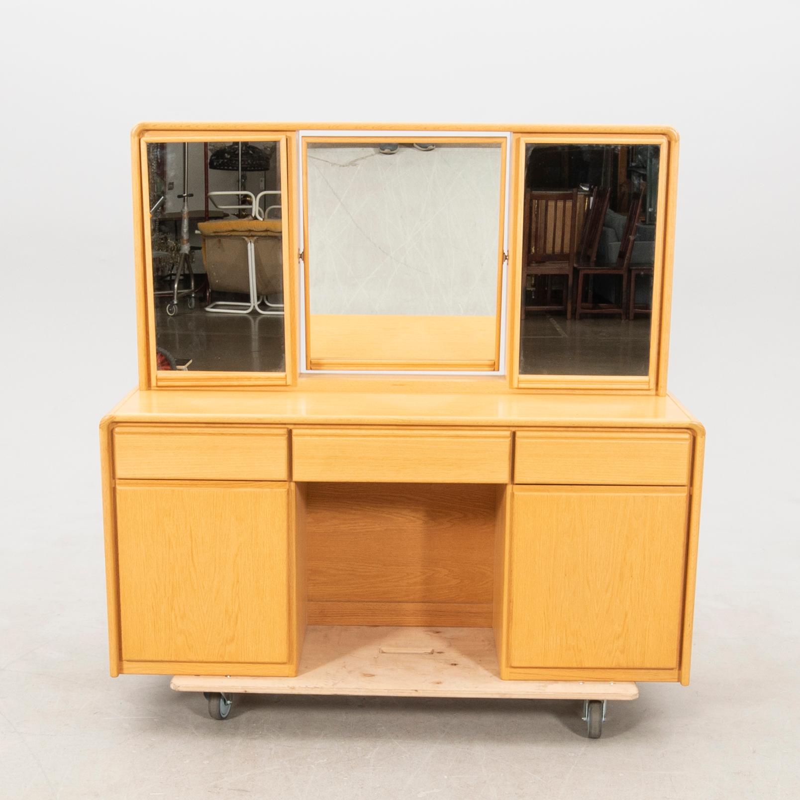 Bedroom furniture set, 4 pieces, late 20th century.