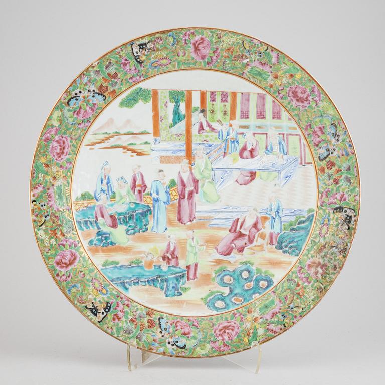 A large chinese Canton dish, Qing Dynasty, 19th century.