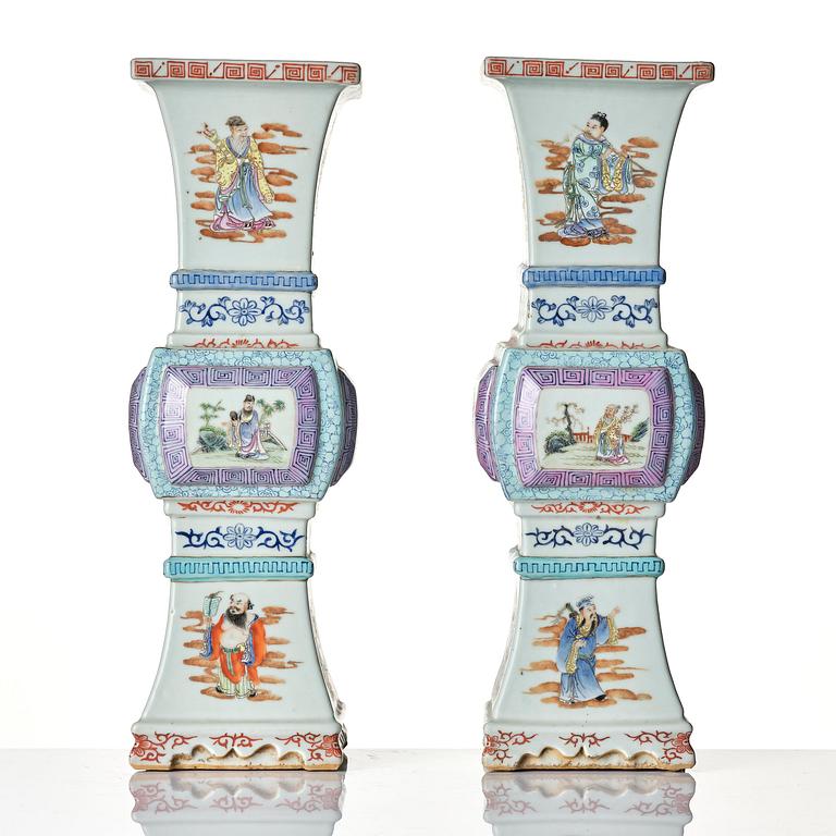 A pair of famille rose 'immortals' altar vases, late Qing dynasty/Republic.