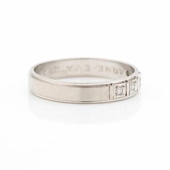 Half-eternity ring, 18K white gold with octagonal-cut diamonds.