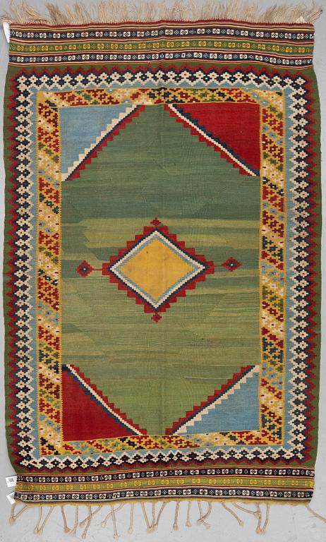 MATTO, a kilim, a semi-antique/old Qashqai, ca 227,5-230 x 139-147,5 cm.