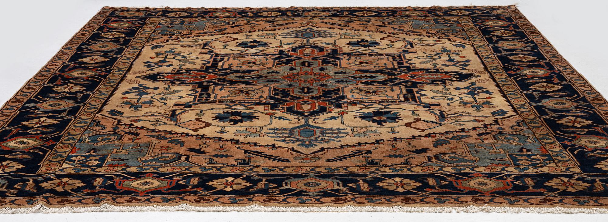 Matta Heriz, ca 365 x 350 cm.