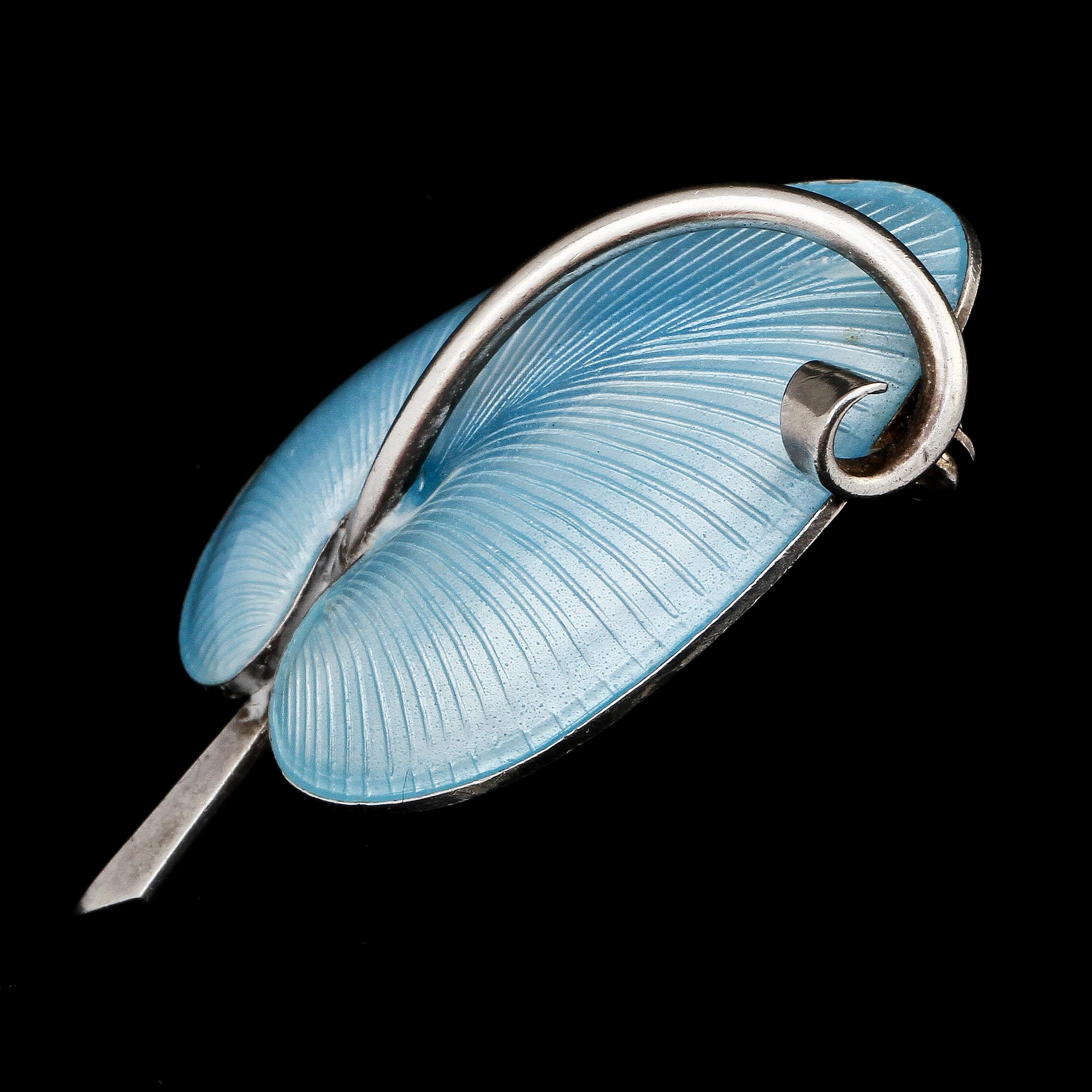 BROSCH samt ÖRHÄNGEN, sterlingsilver och emalj, Danmark, 1900-tal.