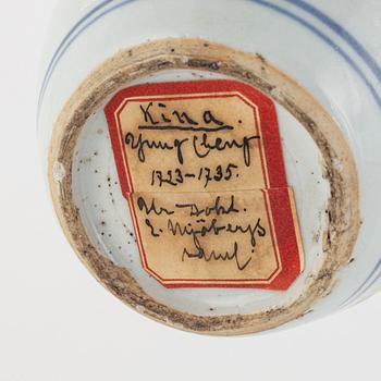 Bojaner, ett par, famille rose, Qingdynastin, Qianlong (1736-95).