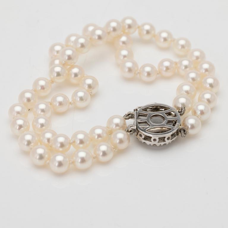 Cultured pearl bracelet in 18K white gold with diamonds.