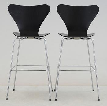 BARSTOLAR, ett par. "Sjuan", Arne Jacobsen för Fritz Hansen.