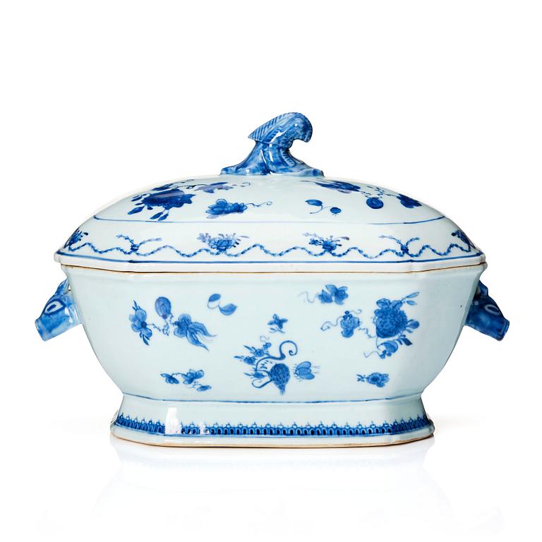 A blue and white tureen with cover, Qing dynasty, Qianlong (1736-1795).