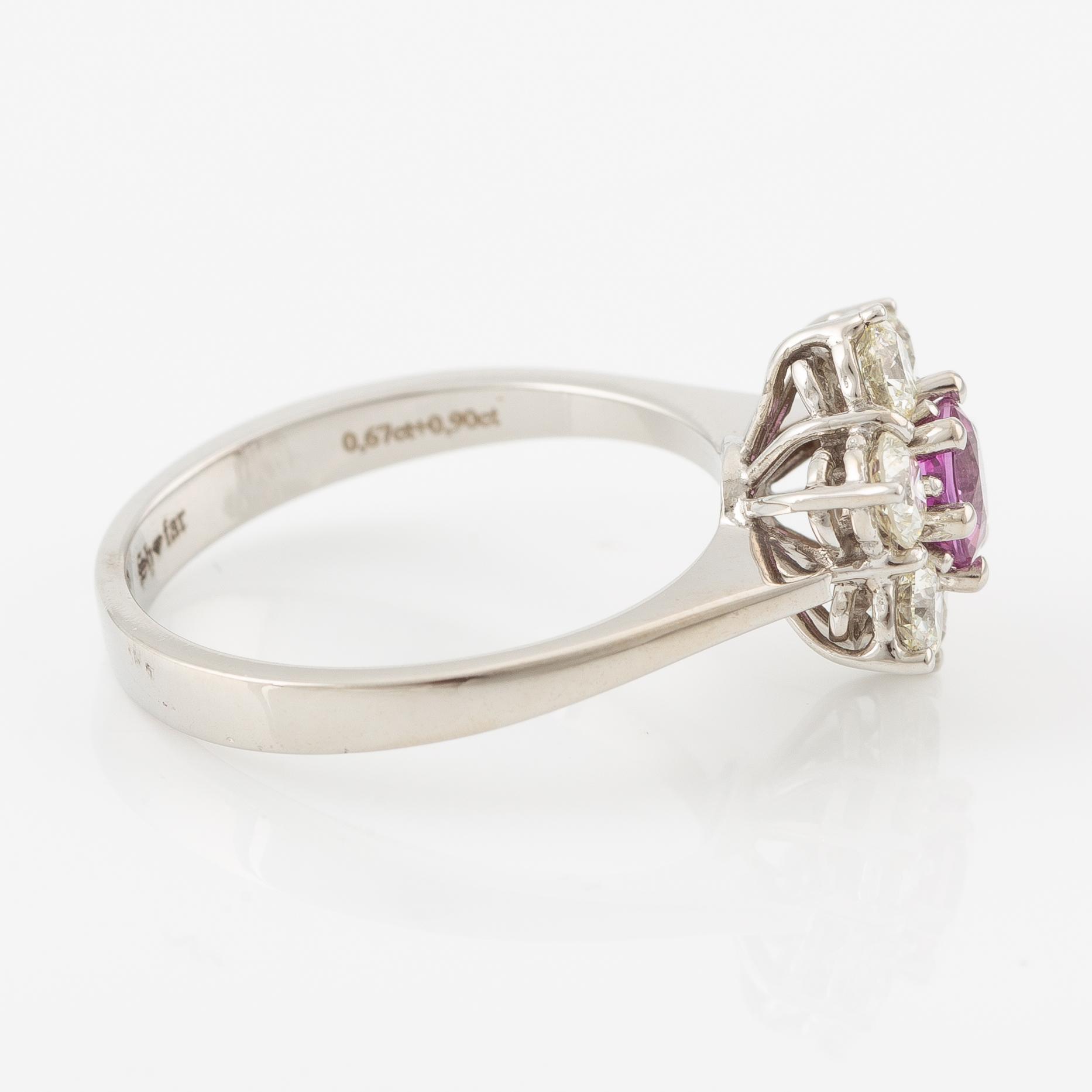 Ring in 14K gold with a pink faceted sapphire and round brilliant-cut diamonds.