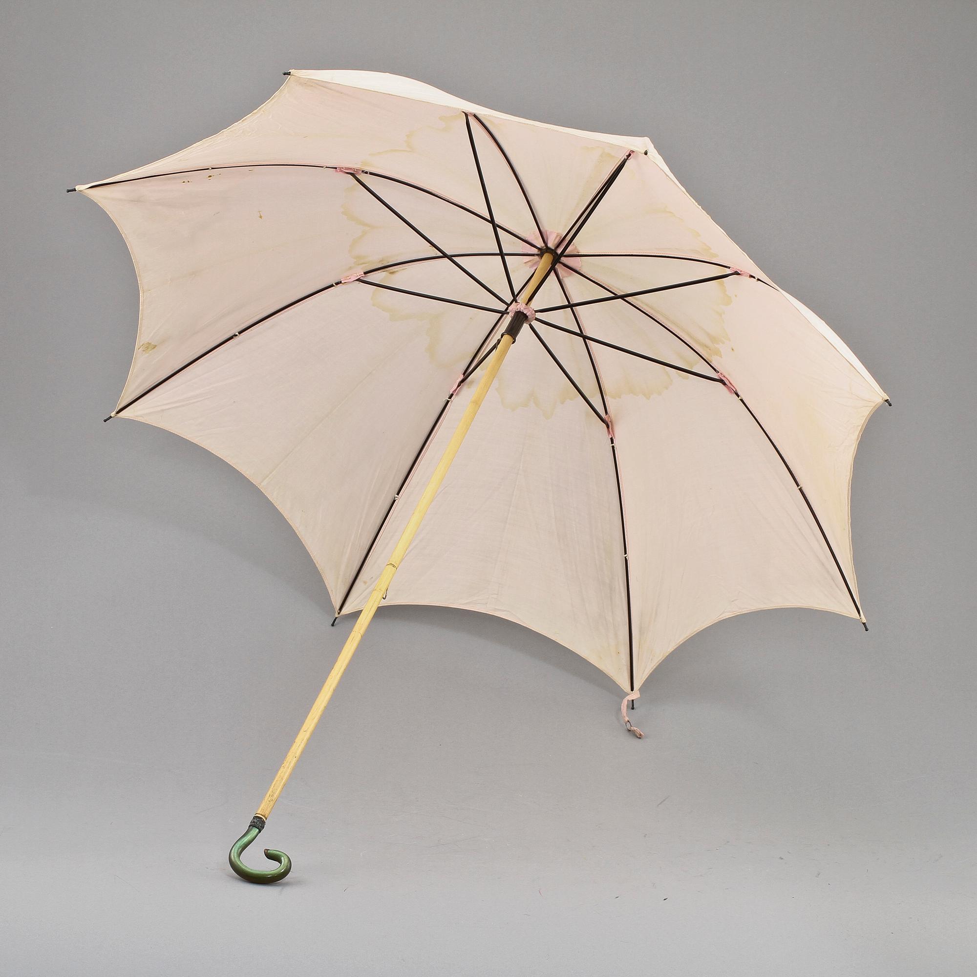 PARASOLLER, 8 st, samt DOMPTÖRPISKA, 1900-tal.