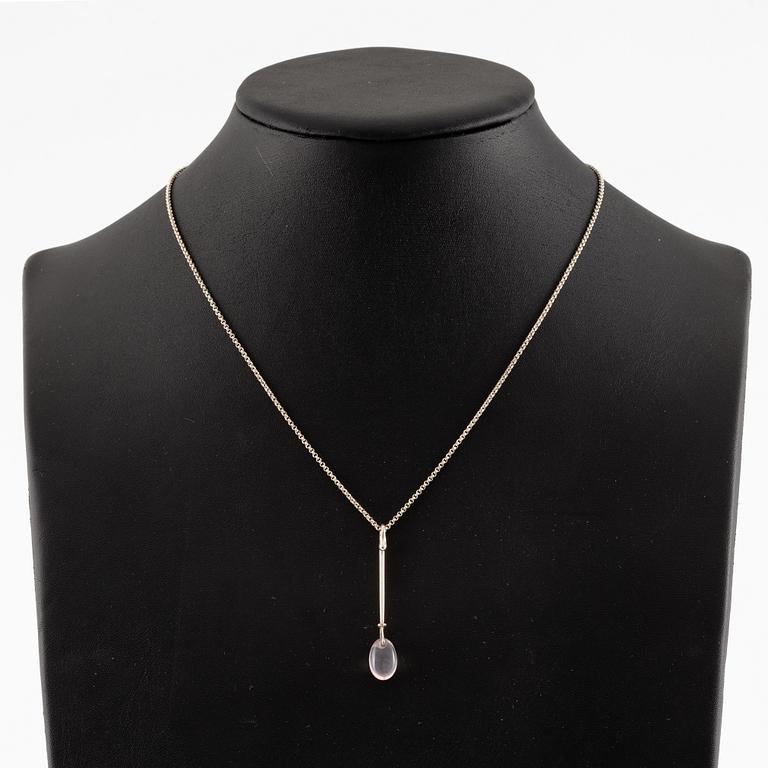 Vivianna Torun Bülow-Hübe, hänge samt örhängen, ett par, silver med rosenkvarts, för Georg Jensen.