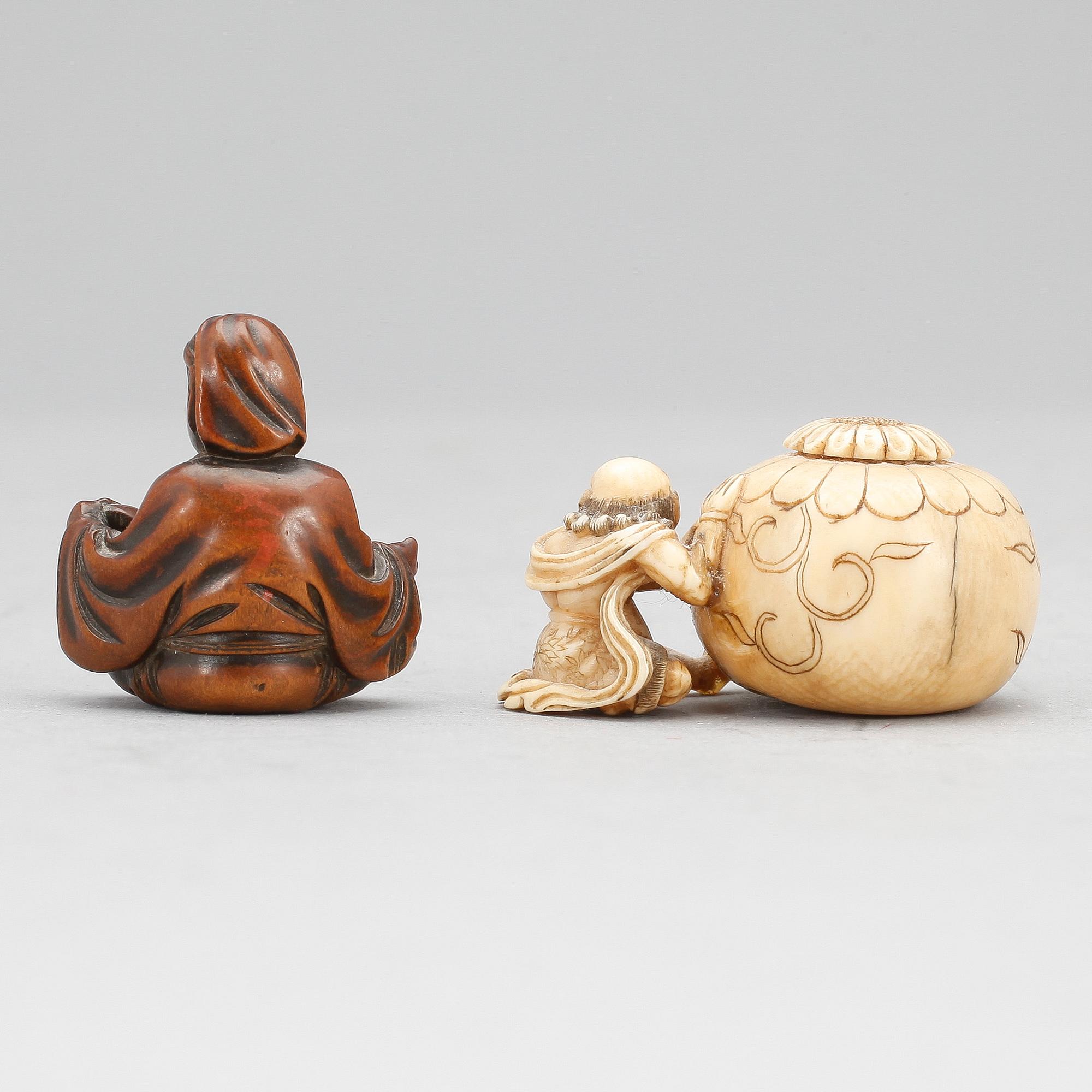 NETSUKES, 2 st, ben och trä, sign, Japan tidigt 1900-tal.