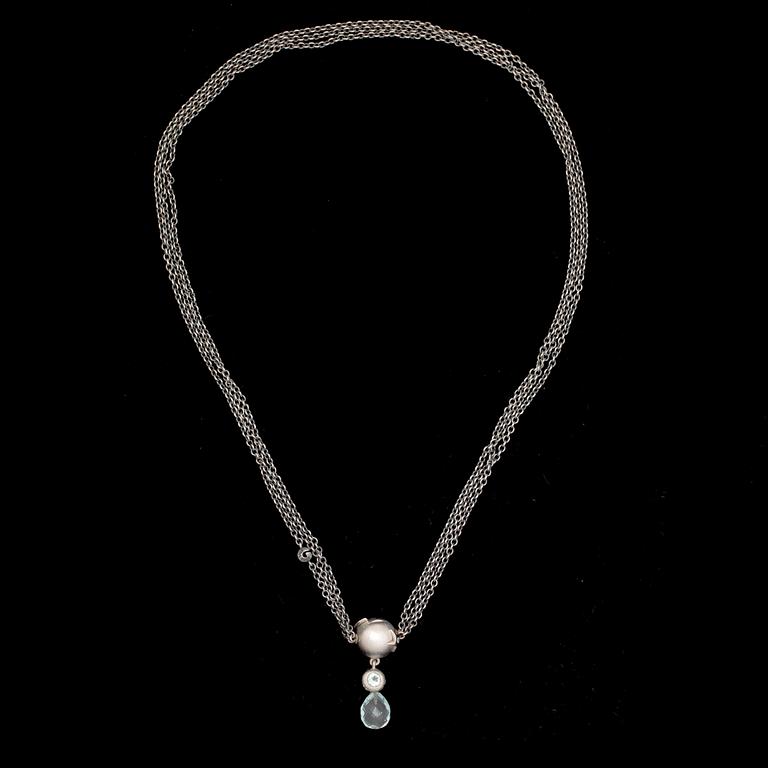 COLLIER, kullås 18k vitguld med 2 mindre diamanter, hänge med akvamarin. Ole Lynggaard, Köpenhamn. Vikt ca 18 g.