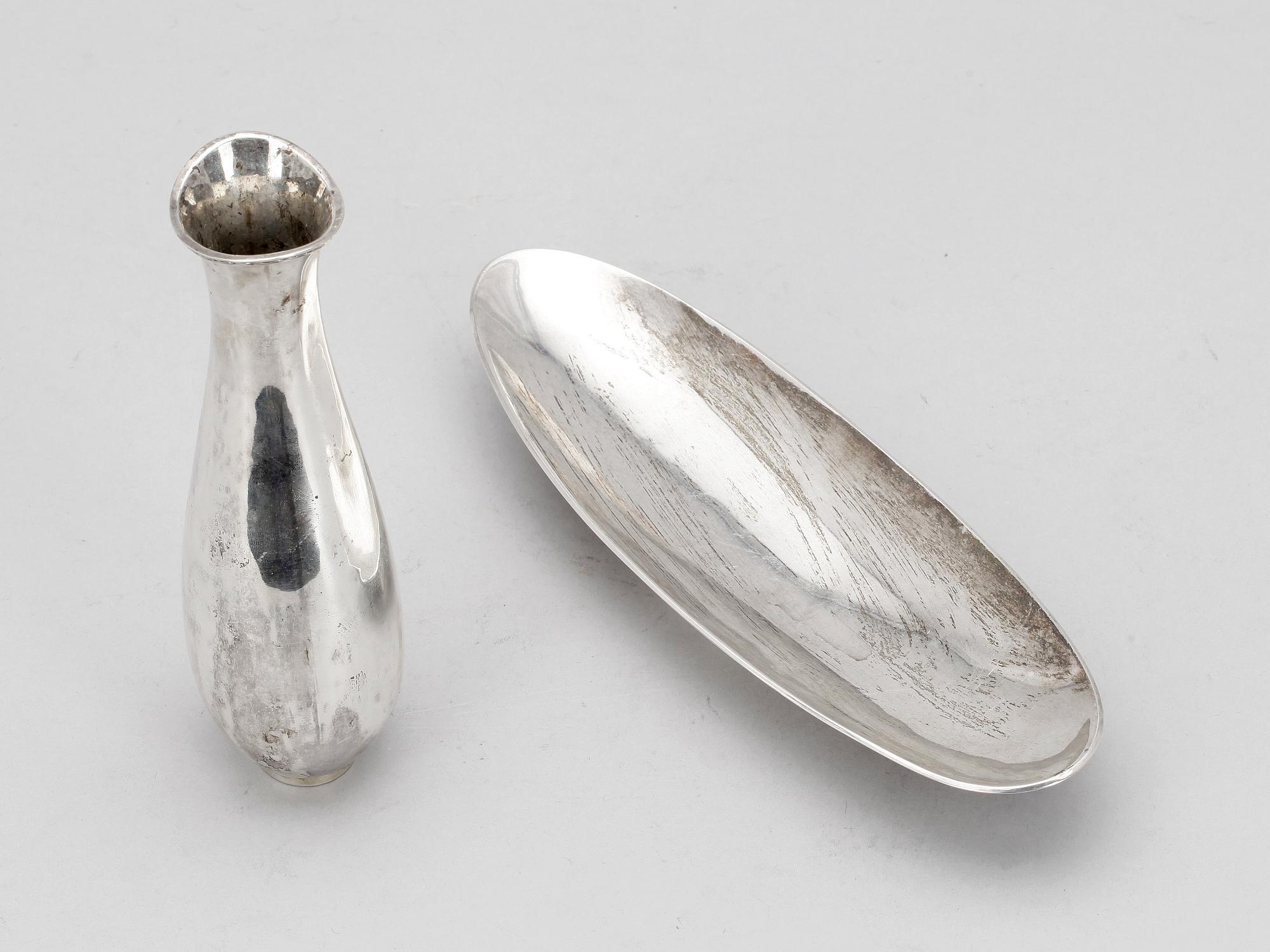 VAS samt FAT, silver, b.la. Hovjuvelerare Carlman AB. Stockholm. Totalvikt 420 gram.