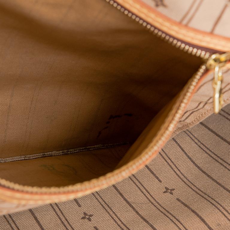 Louis Vuitton, a 'Neverfull MM' Monogram Bag.
