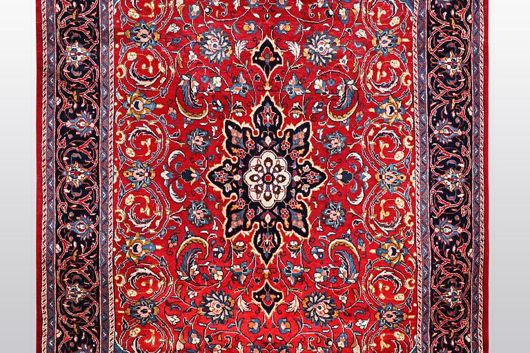 A carpet, Mahal, ca 337 x 207 cm.