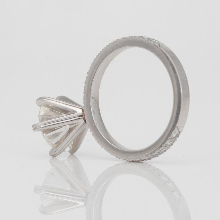 TVÅ RINGAR, en med briljantslipad diamant, circa 2.00 ct. 
En helallians med briljantslipade diamanter på ringskena.