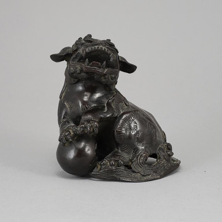 A bronze figure of a buddhist lion, Qing dynasty, circa 1900.
