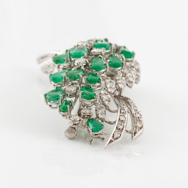 Brooch 18K white gold with drop-shaped emeralds and round brilliant-cut and old-cut diamonds.