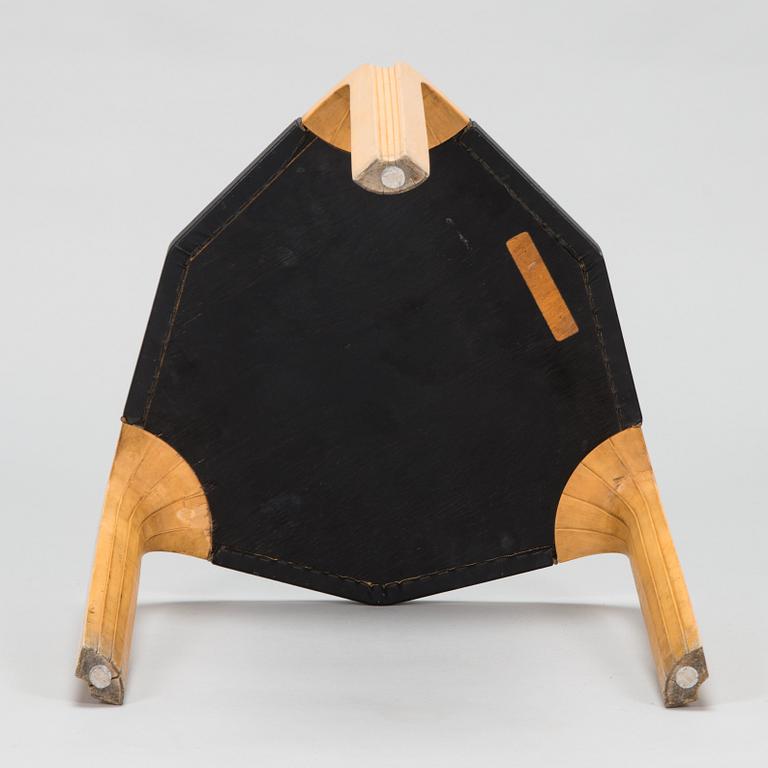 Alvar Aalto, pall, modell X 602 för  O.Y. Huonekalu- ja Rakennustyötehdas A.B. 1900-talets mitt.